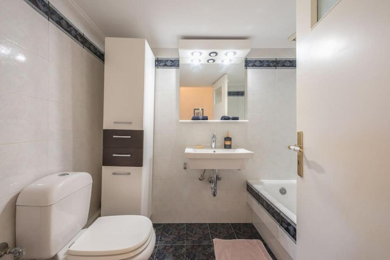 Central 3Br Apartment Next To Panormou Metro! アテネ エクステリア 写真