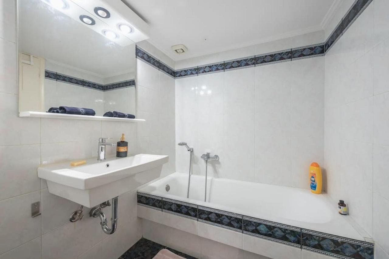 Central 3Br Apartment Next To Panormou Metro! アテネ エクステリア 写真